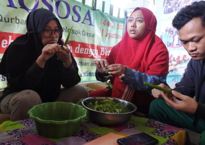 para santri dan santriwati LKSA Suara Hati telah praktik (membuat *Hand Sanitizer, Desinfektan dan Minuman Herbal Alami* dengan penuh semangat.