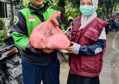 Peduli Ojol dengan pembagian sembako