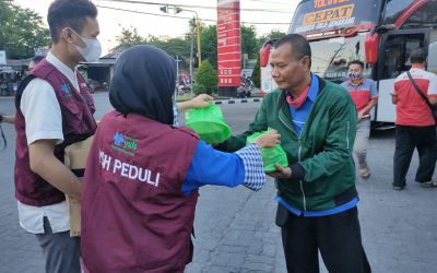 Berbagi Ta’jil Untuk Musafir di SPBU Medaeng